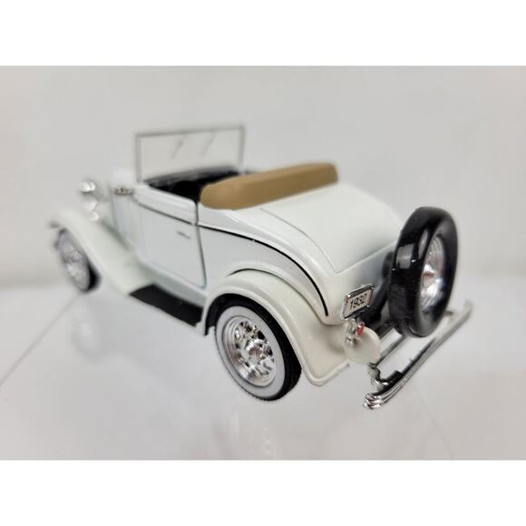 National Motor Museum Mint ARKO Ford 1932 Model 18 V-8 Cabriolet White 1:32 - Picture 3 of 8